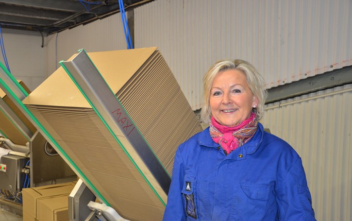 Charlotte Randi Brandsø er en av tre som forsyner produksjonen med kasser