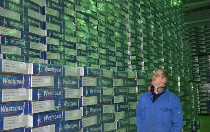 Maskinist Sven Sletten inspiserer makrell lageret