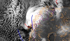 Bildet over viser situasjonen i dag: Et polart lavtrykk er på vei inn mot Lofoten og Vesterålen (rød bane). De blåe baner viser to polare lavtrykk som har allerede kommet inn på land, ett i Troms/Ofoten og ett i Trøndelag.