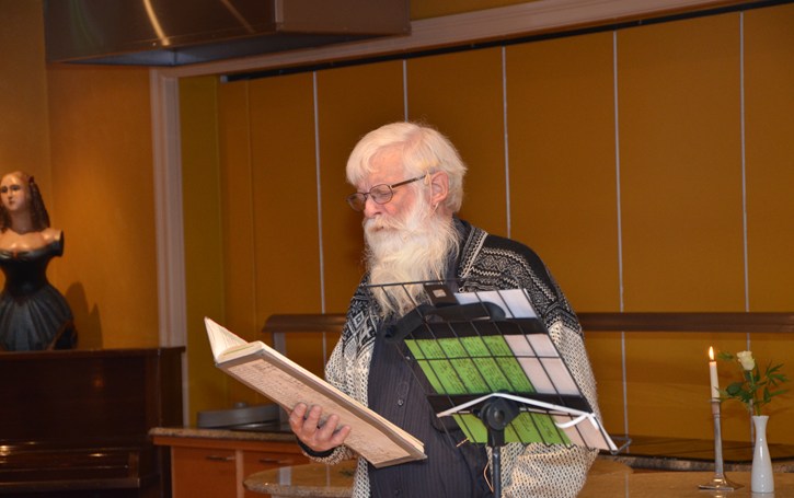 Kåsør og forfatter Jimmy Øvredal underholdt med selvskrevne tekster