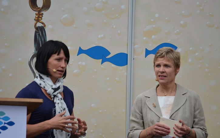 Marit Bjørgen promoterer norsk sjømat.  Her under åpningen av messen sammen med fiskeridirektør Liv Holmefjord.
